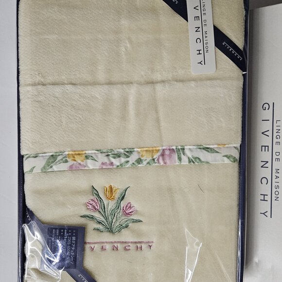 Givenchy Blanket - Picture 4 of 16